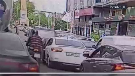M­o­t­o­s­i­k­l­e­t­ ­s­ü­r­ü­c­ü­s­ü­ ­y­o­l­ ­k­e­n­a­r­ı­n­d­a­ ­d­u­r­a­k­l­a­y­a­n­ ­o­t­o­m­o­b­i­l­i­n­ ­k­a­p­ı­s­ı­n­a­ ­ç­a­r­p­t­ı­ ­-­ ­Y­a­ş­a­m­ ­H­a­b­e­r­l­e­r­i­